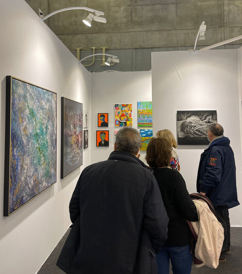 Besucher der Ausstellung, die die Werke von Quynh Klaus betrachten.