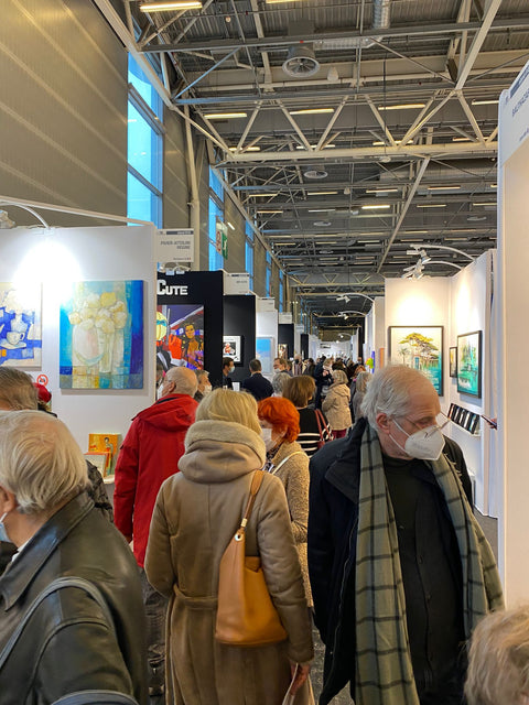 Eine weitere Besuchermenge, die in die Welt der Kunst der art3f Ausstellung eintaucht.