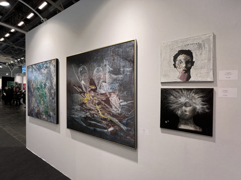 Quynh Klaus Artprints großflächig präsentiert in der MONAT Gallery Booth.