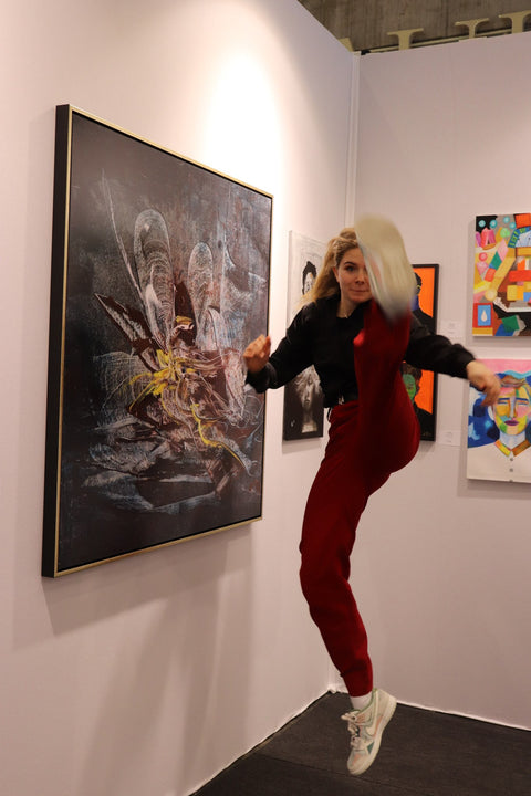 QK ArtScience Ambassador Ida Mantey vor einem der Quynh Klaus Kunstwerke während der art3f Ausstellung 2022 in Paris.